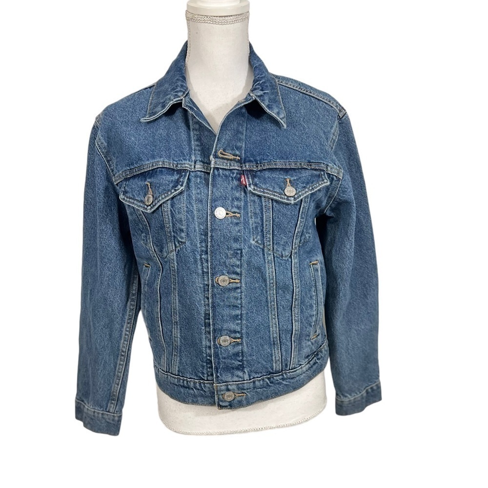 Levi's Trucker Jean Jacket Women's XS 
Light wear only
Measurements in pictures